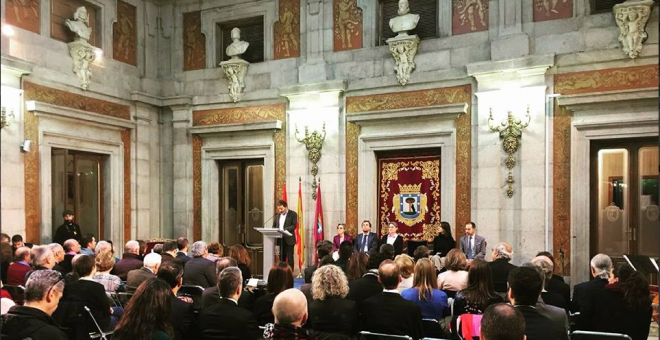 Mauricio Valiente anunciando el memorial en Cibeles.