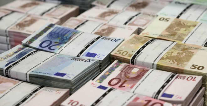 Fajos de billetes de euro. REUTERS