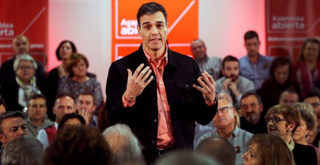 El secretario general del PSOE, Pedro Sánchez, durante su intervención en una asamblea abierta a militantes y simpatizantes en Elche. EFE