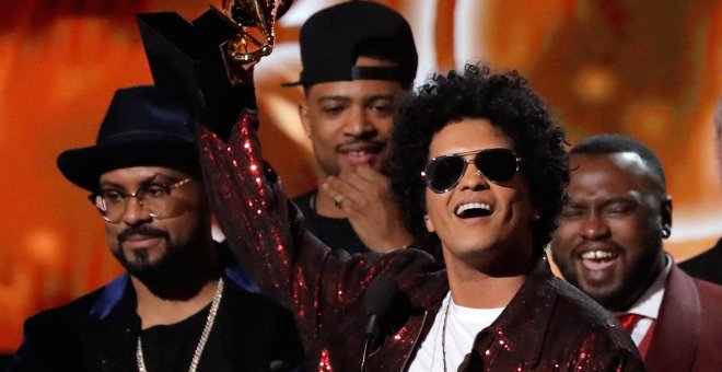Bruno Mars recogen el Grammy al mejor álbum del año por '24K Magic'.- REUTERS