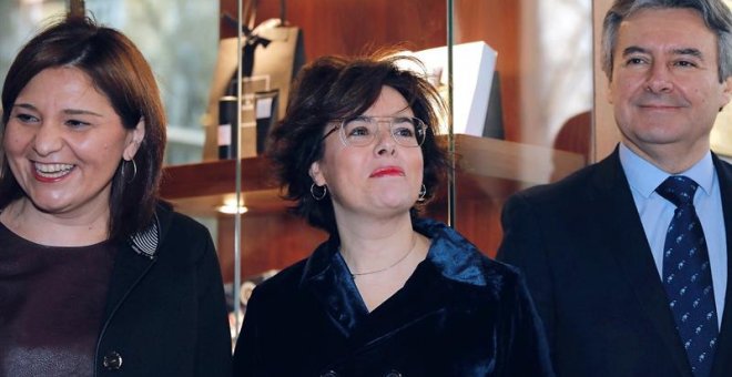 La vicepresidenta del Gobierno, Soraya Saénz de Santamaría junto a la presidenta del Partido Popular de la Comunitad Valenciana, Isabel Bonig, y Rubén Moreno,nuevo secretario de Estado de Relaciones con las Cortes, antes de que comenzase el acto del Fórum