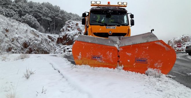 Un quitanieves trabaja en una carretera de Granada. /EFE