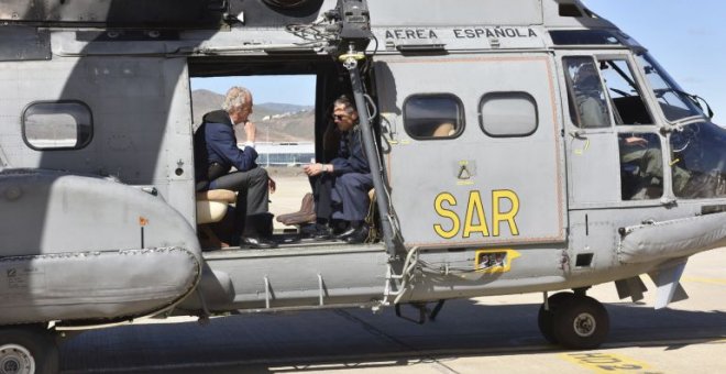 El ex ministro de Defensa, Pedro Morenés, en un helicóptero del Servicio Aéreo de Rescate (SAR). Durante su mandato varios de ellos sufrieron siniestros, dos de los cuales produjeron siete víctimas mortales. EFE