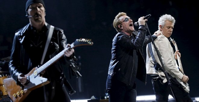 Bono (centro), The Edge (izquierda) y Adam Clayton de U2 , durante un concierto en París. REUTERS