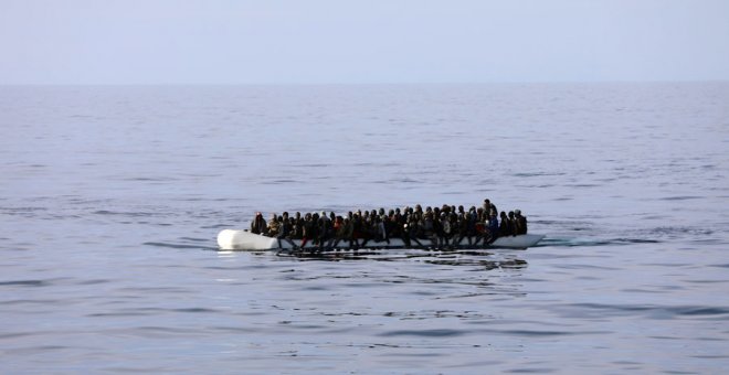 Inmigrantes en una patera frente a la costa de Libia hace unos días. REUTERS/Hani Amara