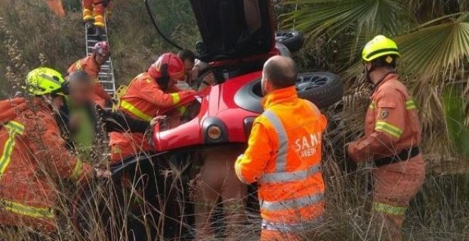 Bomberos rescatando a la anciana de 84 años. BOMBERSVALENCIA