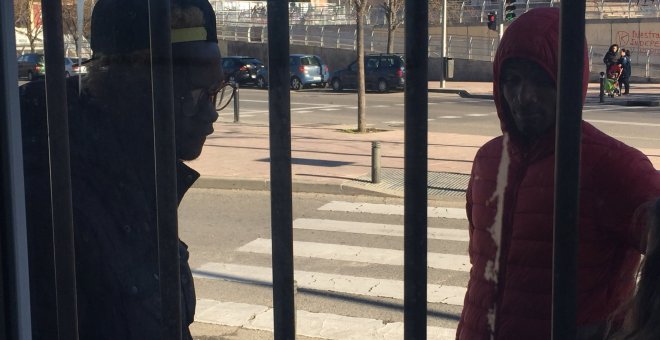 Dos personas migrantes en las calles de Madrid.- @EntreBorromeos