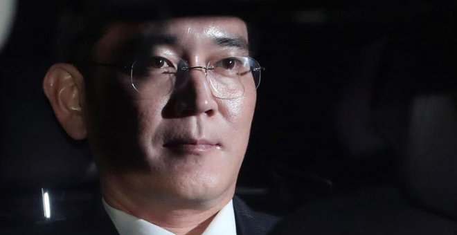 Fotografía de archivo tomada el 16 de febrero de 2017 que muestra al herdero y líder de facto de Samsung, Lee Jae-yong, un día antes de entrar en prisión, en la que ha permanecido un año. | EFE