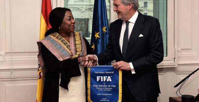 Fotografía facilitada por el Ministerio de Educación, Cultura y Deporte, del ministro Iñigo Méndez de Vigo que ha recibido esta mañana, en la sede del Ministerio, a la secretaria general de la FIFA, la senegalesa Fatma Samoura. | EFE