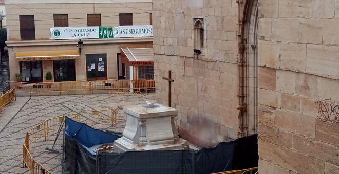 Estado actual de la cruz franquista de Callosa de Segura, con una de madera.