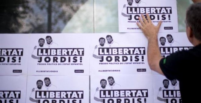 Carteles en defensa de la puesta en libertad de 'los Jordis'. EFE/Archivo