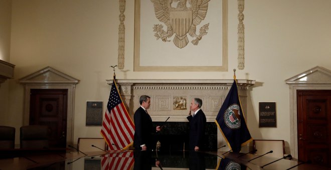 El miembro del consejo de la Reserva Federal Randal Quarles toma juramento al nuevo presidente de la entidad monetaria Jerome Powell, en la sede del banco central estadounidens, en Washington. REUTERS/Aaron P. Bernstein