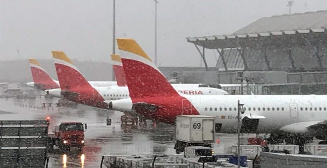 Las cuatro pistas del aeropuerto de Barajas ya están operativas, tras haber cerrado dos para quitar la nieve acumulada. / IBERIA