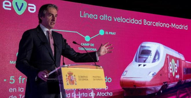 El ministro de Fomento, Íñigo de la Serna, durante la presentación en Barcelona del nuevo servicio de alta velocidad de Renfe en España bautizado con el nombre de EVA. - EFE