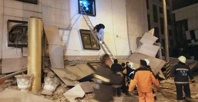 Equipos de rescate buscan supervivientes en uno de los edificios afectados por el terremoto. - AFP