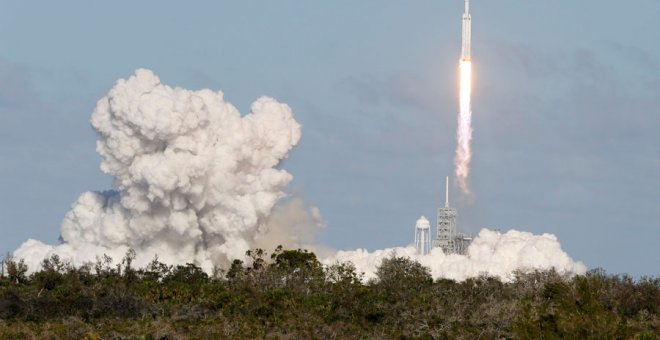 Momento del lanzamiento del Falcon Heavy. REUTERS/Joe Skipper