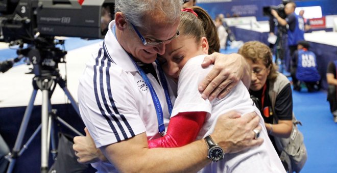 Geddert abraza a la gimnasta Jordyn Wieber en los Mundiales de Tokio de 2011. REUTERS/Kim Kyung-Hoon