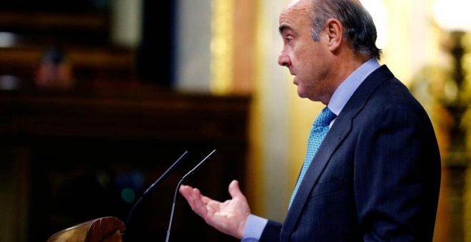 El Ministro de Economía, Industria y Competitividad, Luis de Guindos, durante su intervención en el pleno del Congreso. | J.P.GANDUL (EFE)