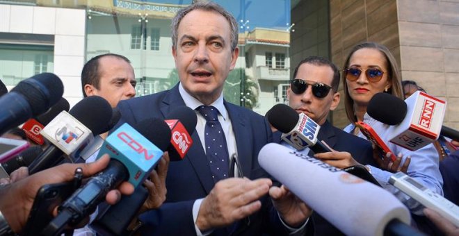 El expresidente del Gobierno José Luis Rodríguez Zapatero atiende a la prensa a su llegada a Santo Domingo. - EFE