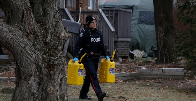 La Policía vigila los terrenos de la casa del hombre acusado de asesinar a seis personas en Toronto. / Reuters