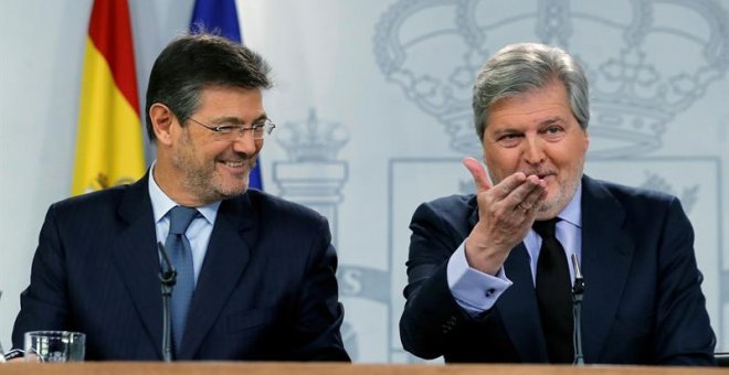 El ministro de Justicia, Rafael Catalá, y el ministro de Educación y portavoz del Gobierno, Íñigo Méndez de Vigo (d), durante la rueda de prensa que han ofrecido tras la reunión hoy del Consejo de Ministros. EFE/Juan Carlos Hidalgo