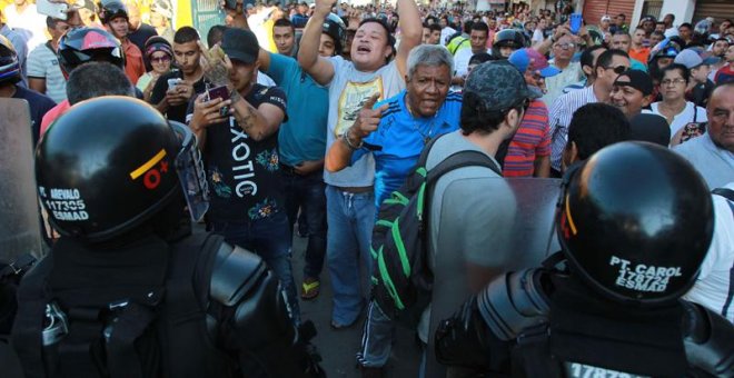 Decenas de personas protestan en el lugar donde el candidato a la presidencia por el partido de las FARC, Rodrigo Londoño, pretendía asistir a un acto de campaña. EFE/ERNESTO GUZMÁN JR