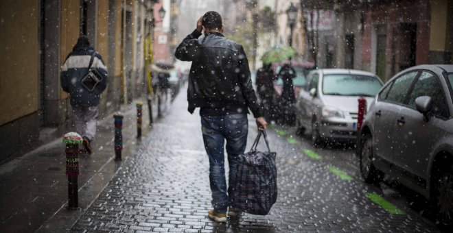 Mourad (nombre ficticio) carga con su equipaje en una calle de Madrid. JAIRO VARGAS