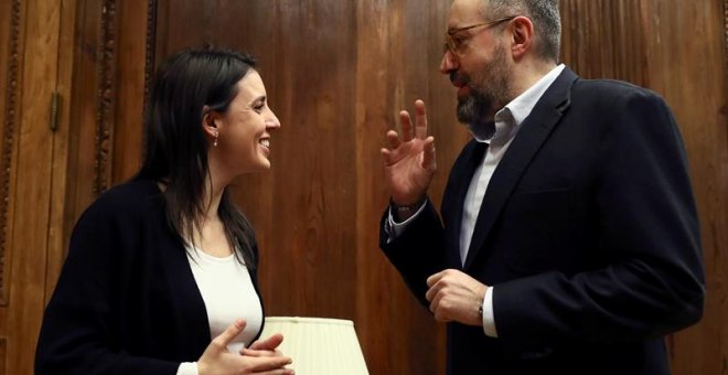 Los portavoces parlamentarios de Ciudadanos y Podemos, Juan Carlos Girauta e Irene Montero, respectivamente, durante la reunión que han mantenido hoy en el Congreso para avanzar en una futura reforma de la ley electoral más proporcional. EFE/Mariscal