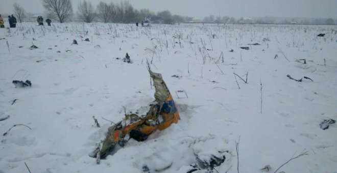 Una vista muestra una escena en la que un avión de corta distancia Antonov AN-148 se estrelló después de despegar del aeropuerto Domodedovo de Moscú, en las afueras de Moscú, Rusia, el 11 de febrero de 2018. REUTERS / Stringer NO RESALES. SIN ARCHIVOS