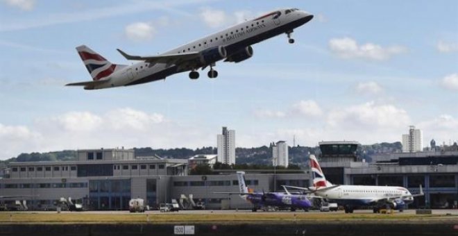 Un avión de British Airways despega del London City Airport. /