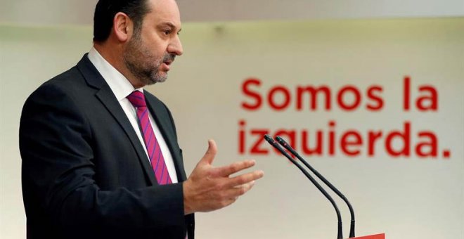 El secretario de Organización del PSOE, José Luis Ábalos, en rueda de prensa en la sede del PSOE. | CHEMA MOYA (EFE)