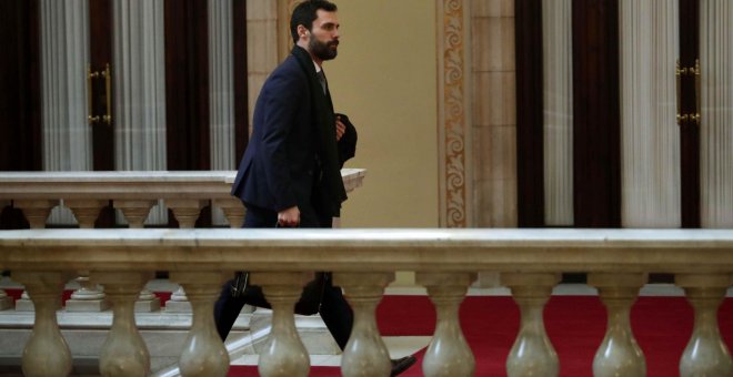 El presidente del Parlament, Roger Torrent, en los pasillos de la Cámara catalana.EFE/Toni Albir