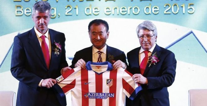 El magnate y propietario de Wanda, Wang Jianlin, junto a Enrique Cerezo y Miguel Ángel Gil en la firma del acuerdo con el Atlético en 2015. /EFE