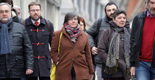 L'exdiputada de la CUP Mireia Boya, al centre, al costat del diputat cupaire Vidal Aragonès i la també exparlamentària de la formació Gabriela Serra, a la seva arribada al Suprem. EFE / Víctor Lerena