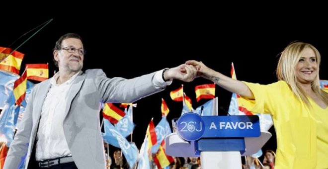 El presidente del Gobierno, Mariano Rajoy, y la de la Comunidad de Madrid, Cristina Cifuentes, en un acto del PP. Archivo EFE