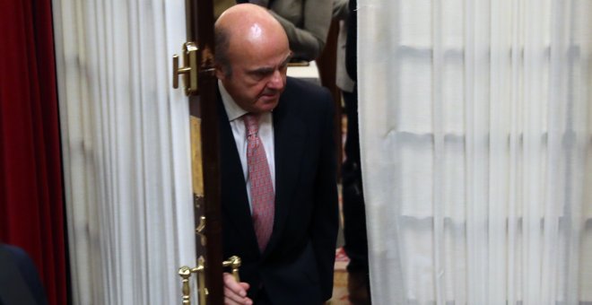 El ministro de Economía, Luis de Guindos, entra en el hemicilco durante el Pleno del Congreso de los Diputados.. EFE/ J.J. Guillén