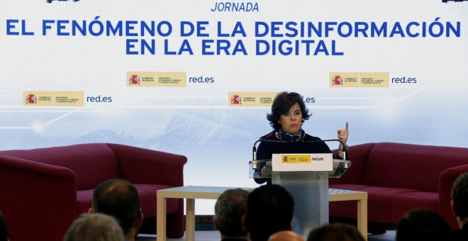 La vicepresidenta del Gobierno, Soraya Sáenz de Santamaría, durante la intervención con la que ha inaugurado una jornada de debate sobre las noticias falsas en España, "El fenómeno de la desinformación en la era digital", organizada por la entidad pública