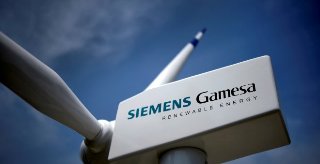 Un aerogenerador con el logo de Siemens Gamesa, en la sede de la empresa hispano-alemana, en Zamidio (Vizcaya). REUTERS/Vincent West