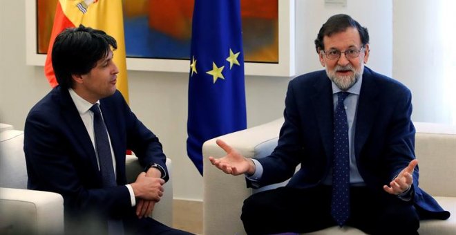 El presidente del Gobierno, Mariano Rajoy (d), conversa con el presidente de Societat Civil Catalana, José Rosiñol (i), durante el encuentro que han mantenido hoy en el Palacio de la Moncloa. EFE/ Juan Carlos Hidalgo