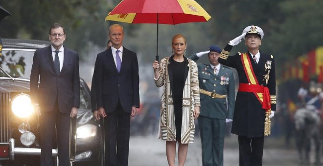 La presidenta de la Comunidad de Madrid, Cristina Cifuentes, junto al presidente del Gobierno, Mariano Rajoy (i), en un desfile del 12 de octubre. Archivo EFE