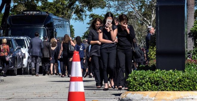 Varias personas abandonan el cementerio Estrella de David en Fort Lauderdale, tras asistir al funeral de las víctimas del tiroteo en un instituto, en Florida, Estados Unidos, hoy, 16 de febrero de 2018. Al menos 17 personas murieron el 15 de febrero de 20