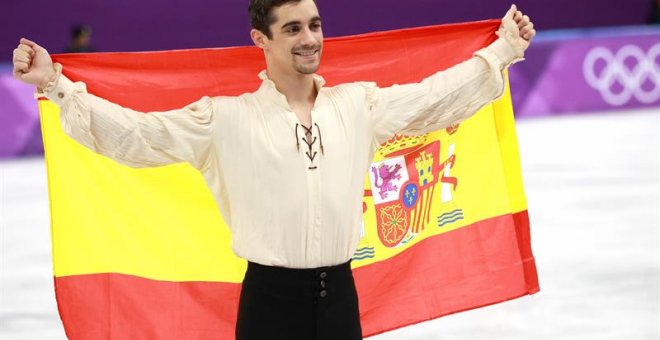 El español Javier Fernández celebra su medalla de bronce en los Juegos Olímpicos de Invierno. EFE/EPA/HOW HWEE YOUNG