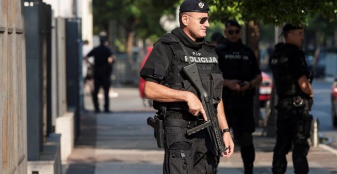 Agentes de las fuerzas de seguridad serbias.