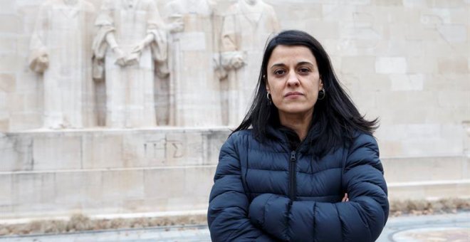 La exdiputada de la CUP Anna Gabriel posa frente al monumento del Parque de los Bastiones en Ginebra (Suiza). | SALVATORE DI NOLFI (EFE)