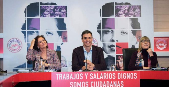 El secretario general, Pedro Sánchez y la secretaria de Igualdad, Carmen Calvo,IZ., durante la reunión del Consejo Asesor para las Políticas de Igualdad del PSOE, celebrado hoy en la sede socialista de Ferraz. | LUCA PIERGIOVANNI (EFE)