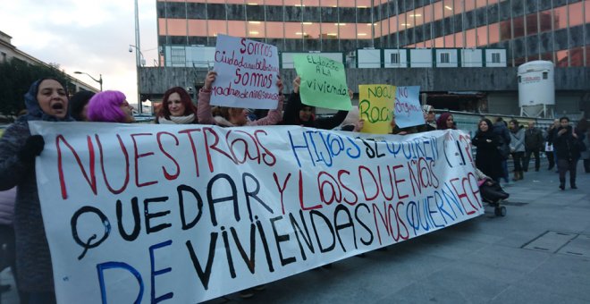 Imagen de la manifestaciñon de mujeres magrebíes denunciando  las situaciones de discriminación que sufren cuando buscan alquileres.