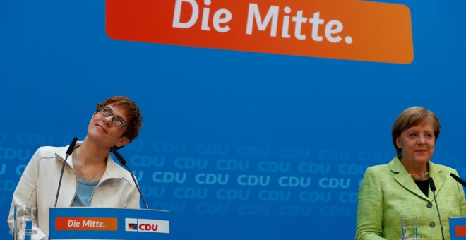 Angela Merkel, y el Primer Ministro del Estado de Sarre, Annegret Kramp-Karrenbauer. REUTERS