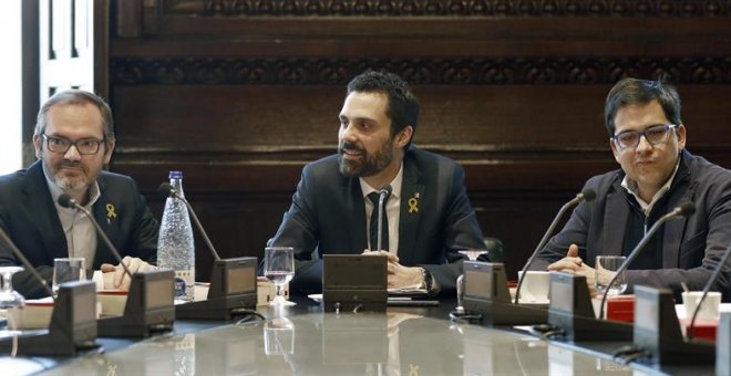 El presidente del Parlament, Roger Torrent, junto al vicepresidente primero, Josep Costa (i), de JxCat, y José María Espejo-Saavedra (d), de Ciutadans, durante la reunión de la Junta de Portavoces de la cámara catalana convocada para decidir si celebran u