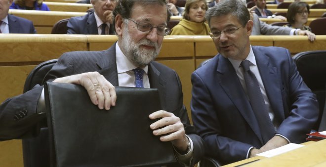 El presidente del Gobierno, Mariano Rajoy, y el ministro de Justicia, Rafael Catalá, durante la sesión de control celebrada esta tarde en el pleno del Senado, en Madrid. EFE