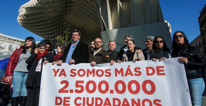 Juan Carlos Quer junto a familiares de asesinados en crímenes de especial crueldad, en su campaña en contra derogación de la prisión permanente revisable. EFE